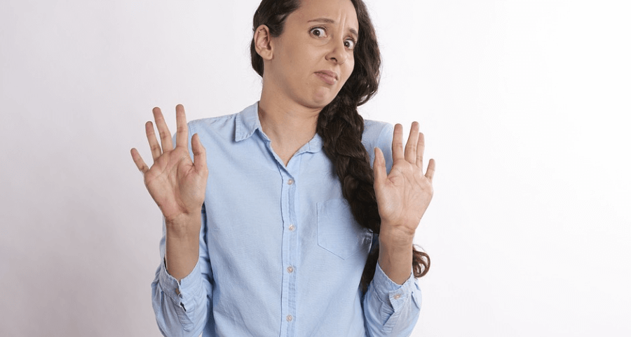 두피가 아픈 이유가 되는 스트레스를 거부하는 손짓을 하고 있다