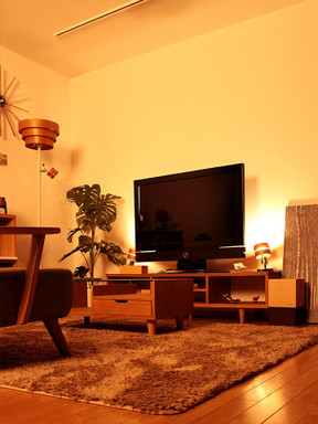 간접조명을 도입한다면 텔레비전 뒷면에 스탠드 라이트를 적용해보세요.