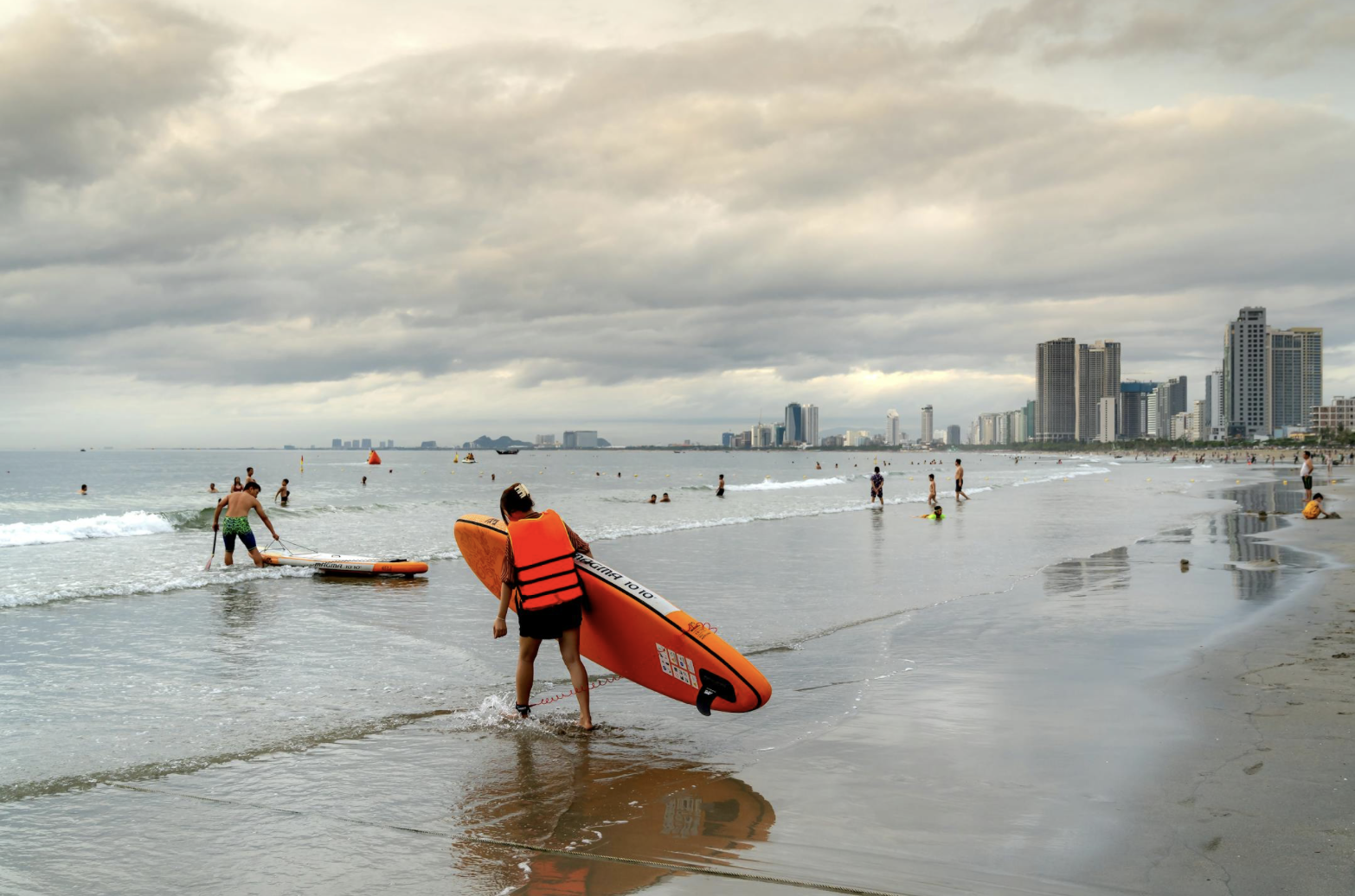 미케비치에서 해양액티비티를 하고 있는 사람들