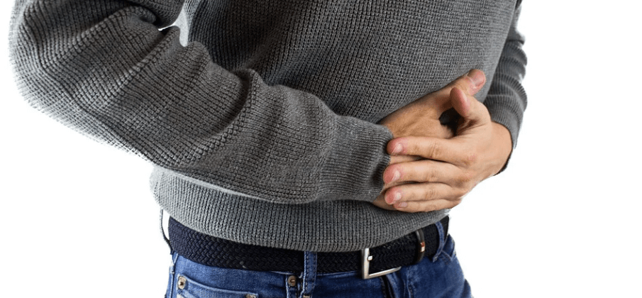 복통으로 배를 움켜쥐고 있다