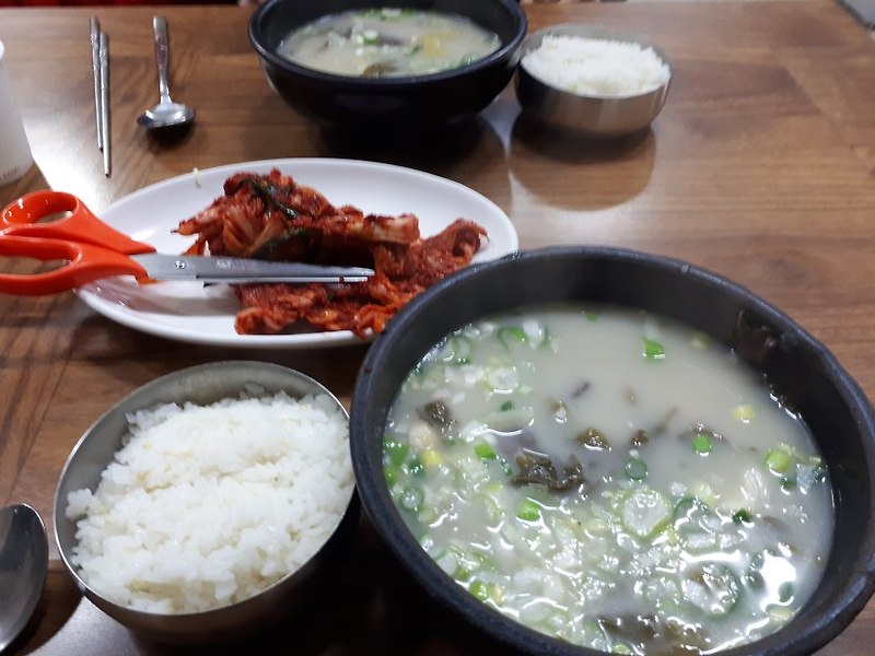 실비식당의 소머리국밥과 실비김치