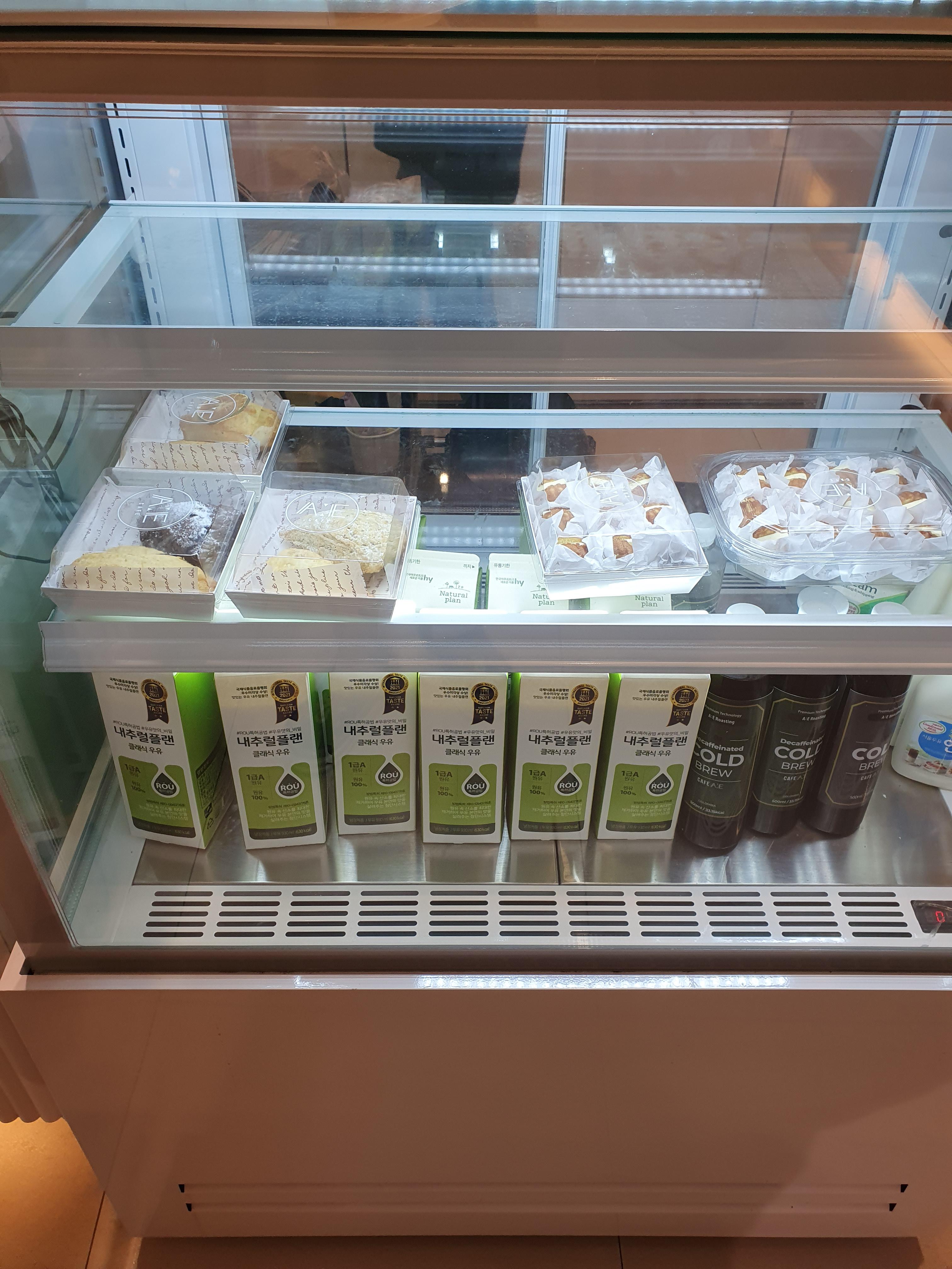 관저동 카페아에 후식 진열대 스콘과 앙버터 호두과자