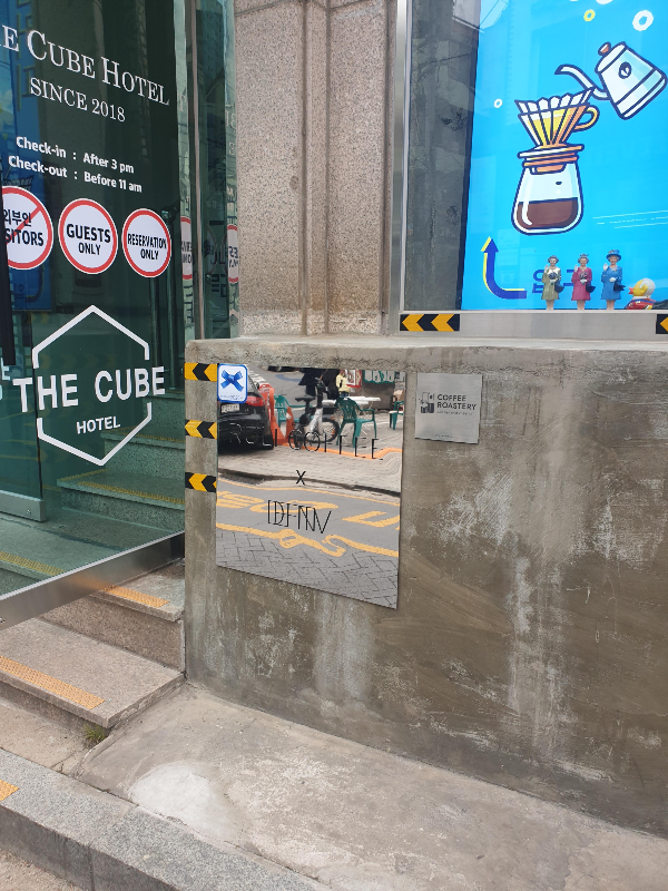 기둥 하단에 RULI COFFEEF라고 쓰인 간판