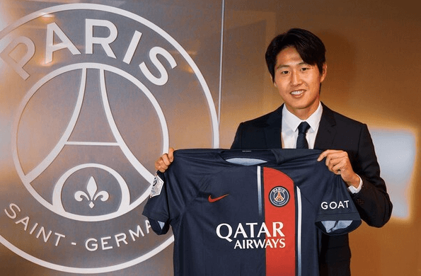 PSG 홈페이지 이강인 사진 이미지입니다.