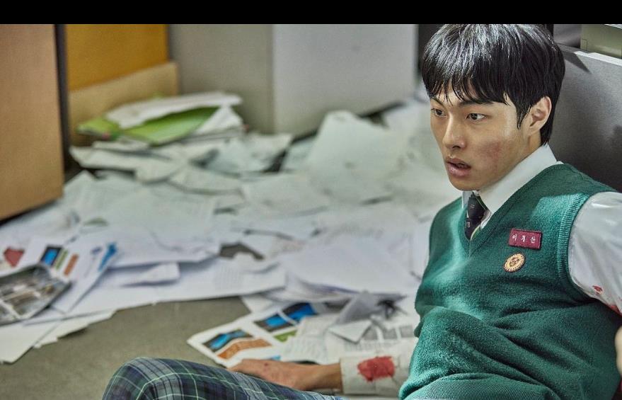 지금 우리 학교는 작품 속 윤찬영이 무언가를 보고 놀라는 장면 스틸컷