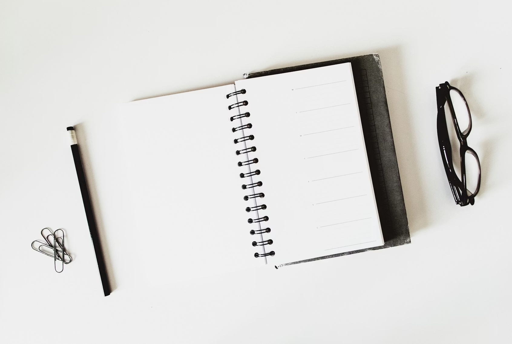 신청 전 최종 확인 사항을 노트에 정리하는 이미지