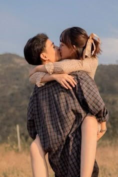 들판에서-사랑하느-여인을-안고-키스하는-모습