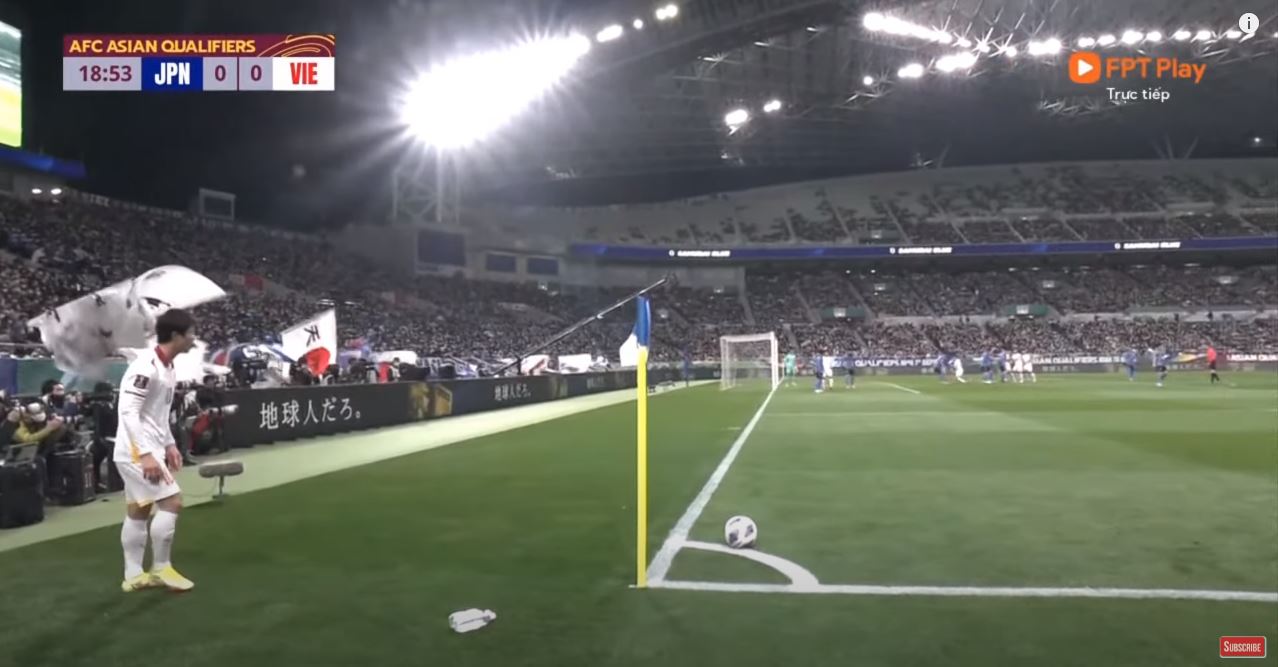 코너킥을 준비하는 베트남 선수의 모습