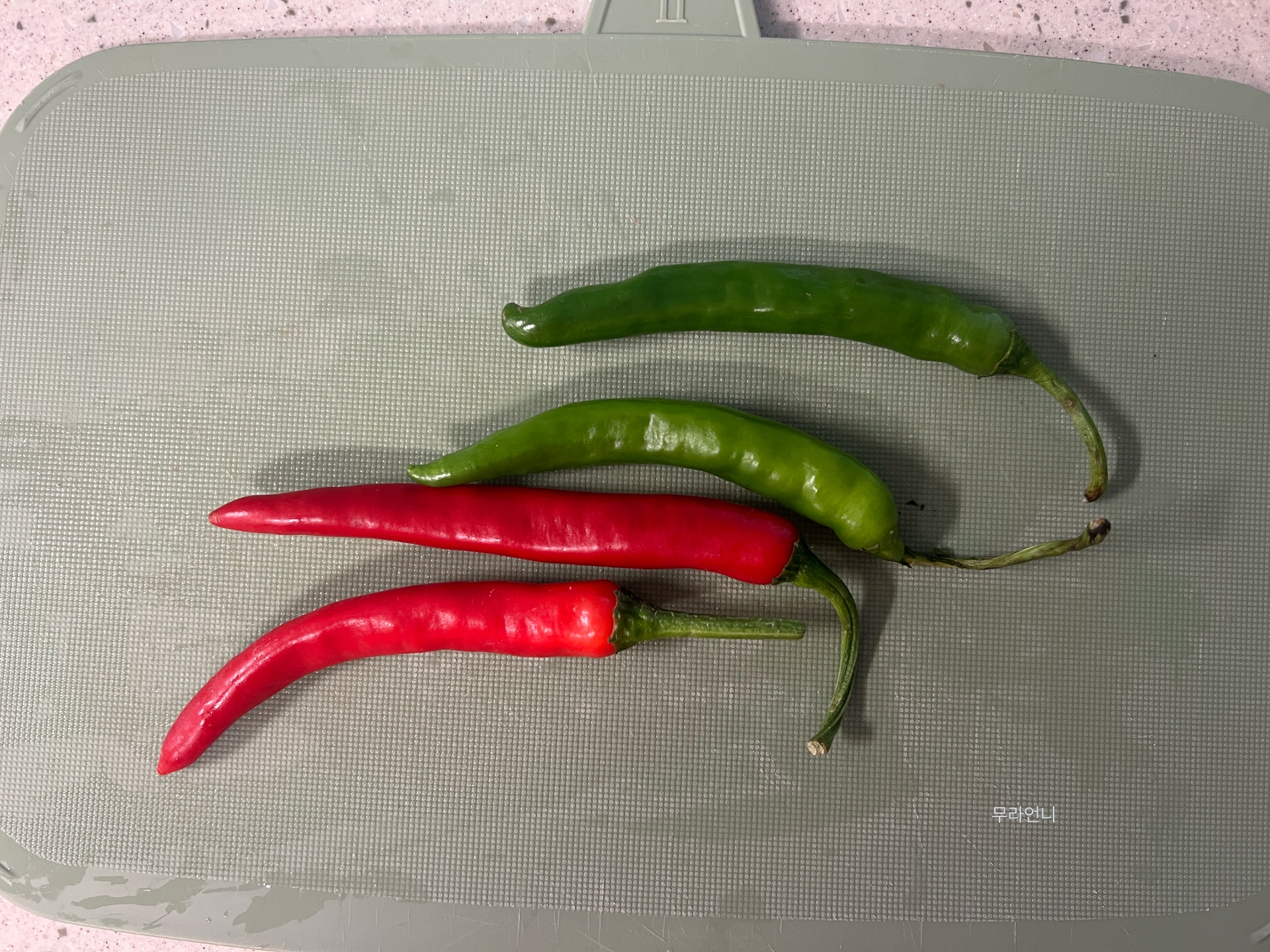 홍고추 1개, 청양고추 1개 준비하기