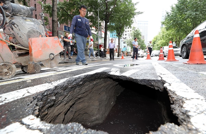 도로에 생긴 싱크홀