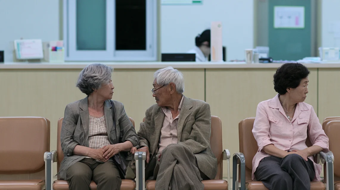 병원 대기실 접수창구 앞에서 조용히 순서를 기다리는 사람들