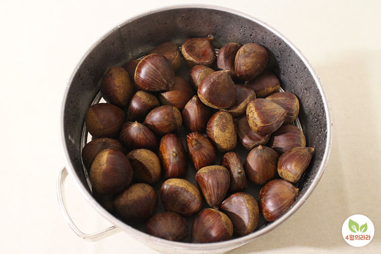 체반에 담겨 식히는 중인 햇밤