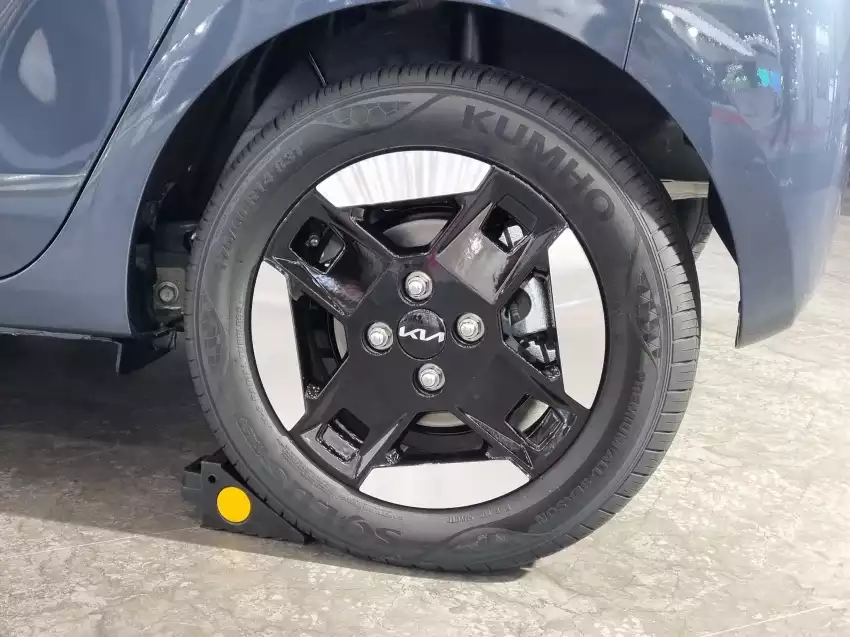 레이 EV에 꽂힌 14인치 OE(출고용) 타이어입니다.