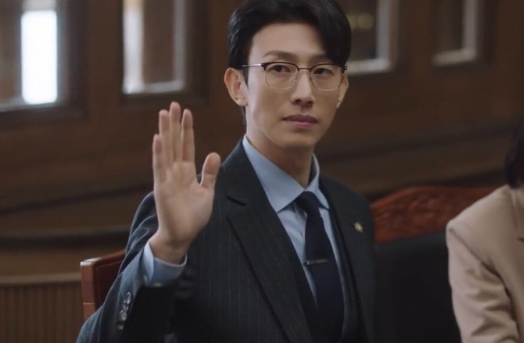 손을 들고 출석하는 정명석 변호사님의 모습