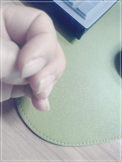 책상 위에서 찍은 손톱