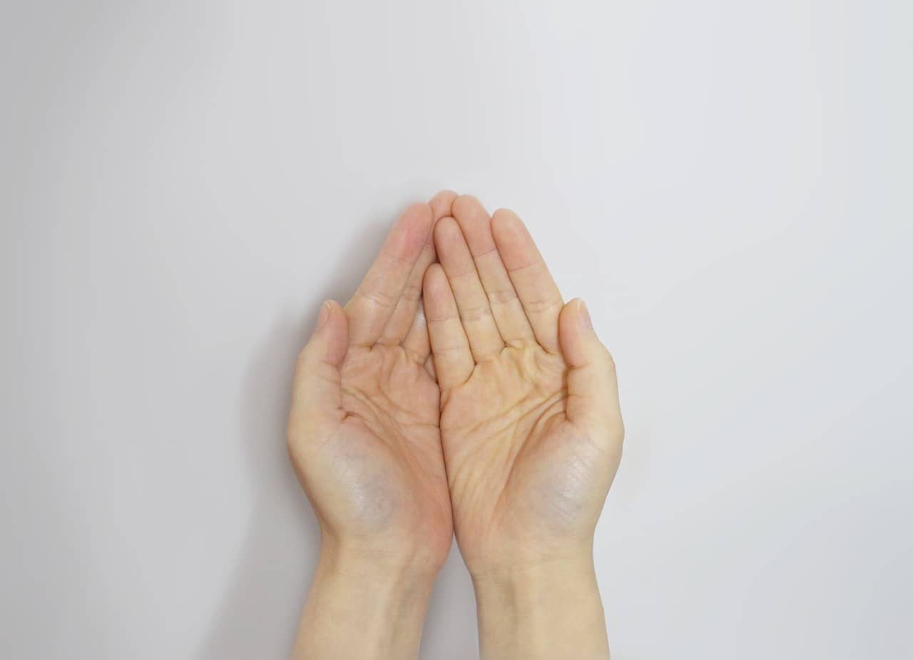 잠잘 때 손이 저린 이유? 단순 저림이 아닐 수도 있다!