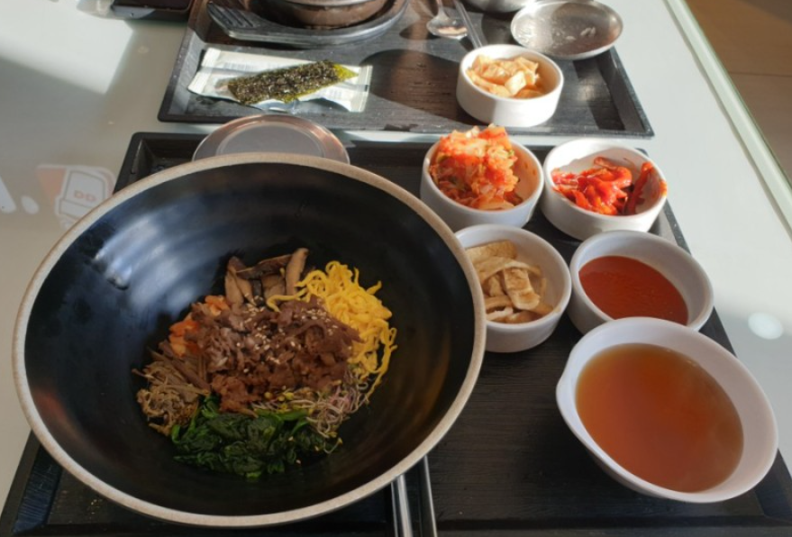 평창휴게소에서 가장 유명한 맛집은 평창 한우불고기비빔밥입니다.