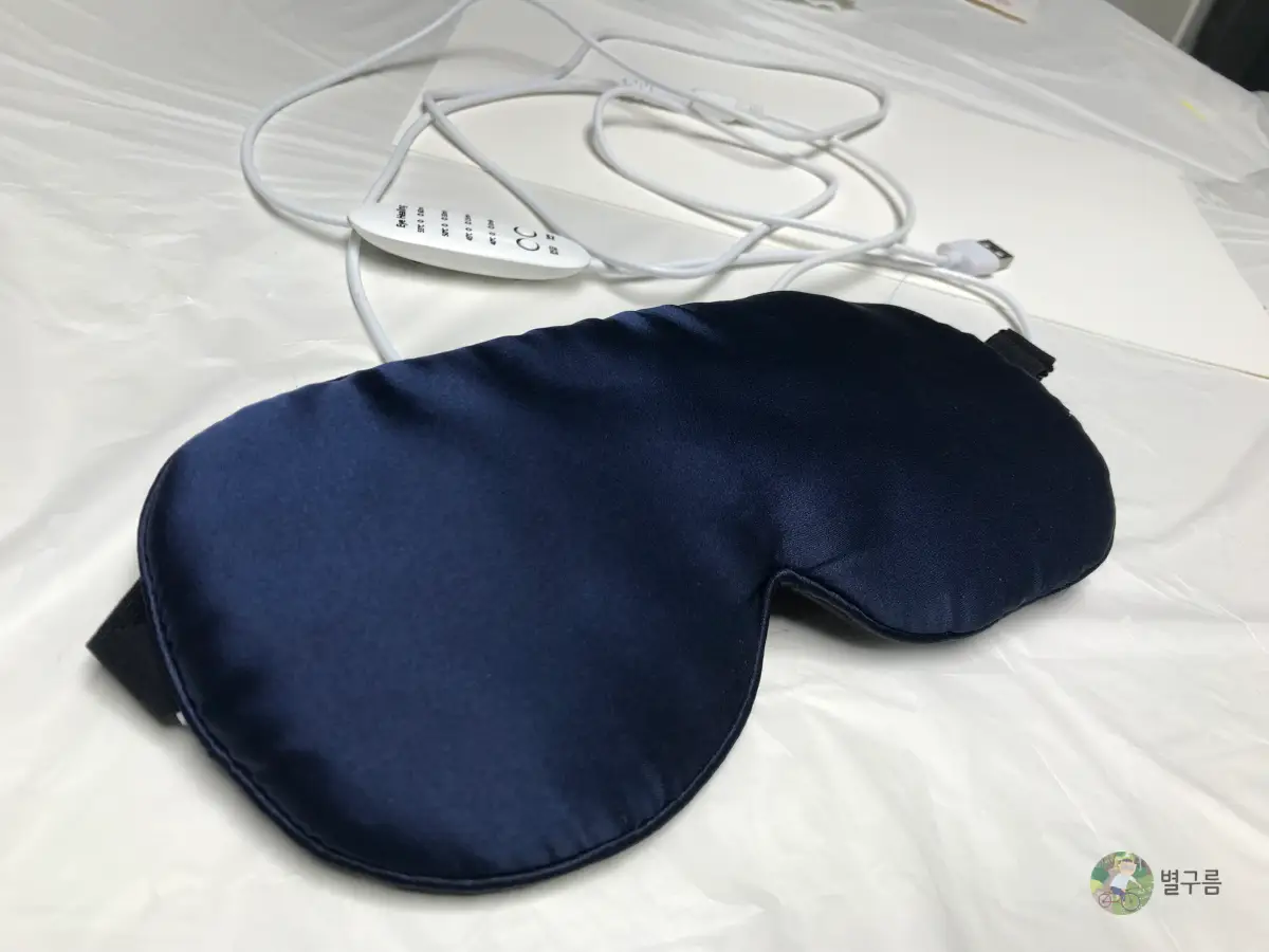 온열-안대-앞면-희색-바닥에-놓여있다