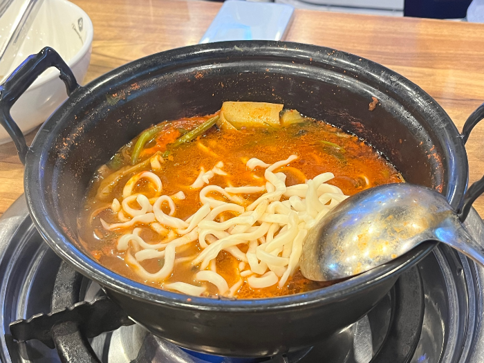 칼국수면 투하~