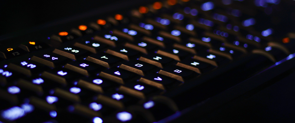 파란색과 주황색 백라이트가 켜진 기계식 키보드 키캡 클로즈업