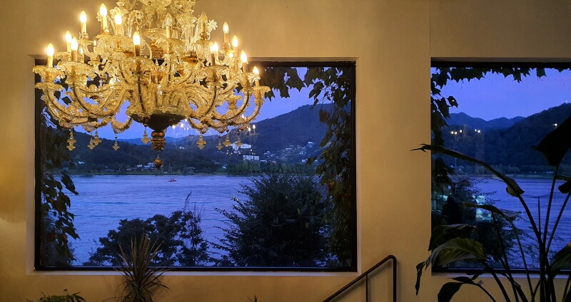 리버뷰-카페-대너리스-샹들리에