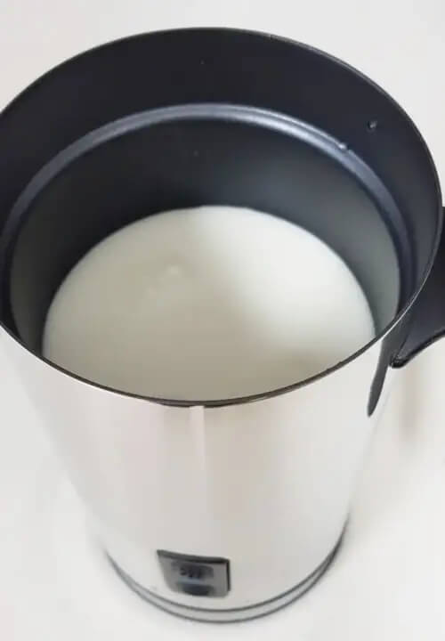 우유를 담은 모습