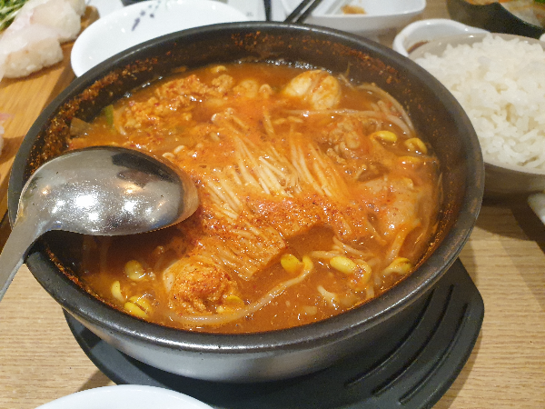 뚝배기에 나온 알탕. 꽤나 큰데 알이 가득 들어 있다.