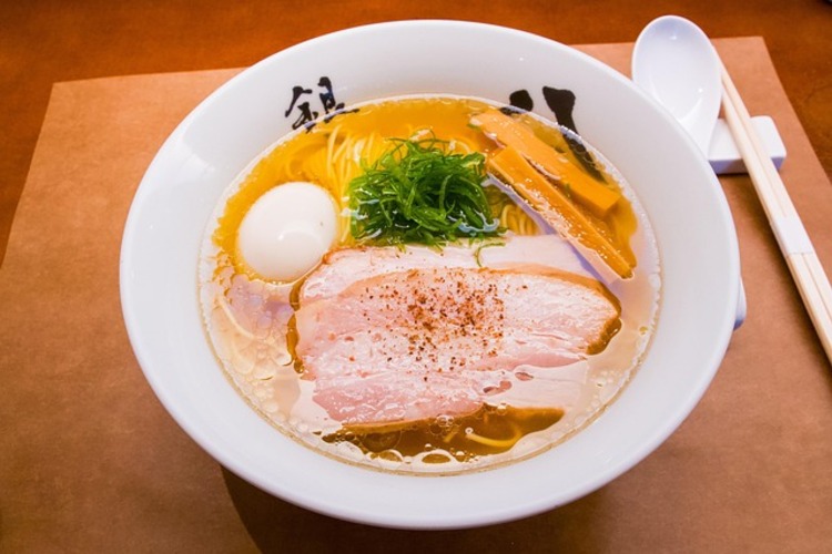 일본식 라멘 한 그릇으로, 부드러운 차슈와 반숙 계란이 올라간 정갈한 비주얼이 특징인 도쿄 라멘 맛집 메뉴