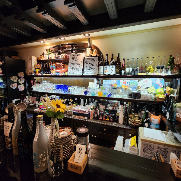 진열ㅈㅇ에 사케병이 가득한 사케바