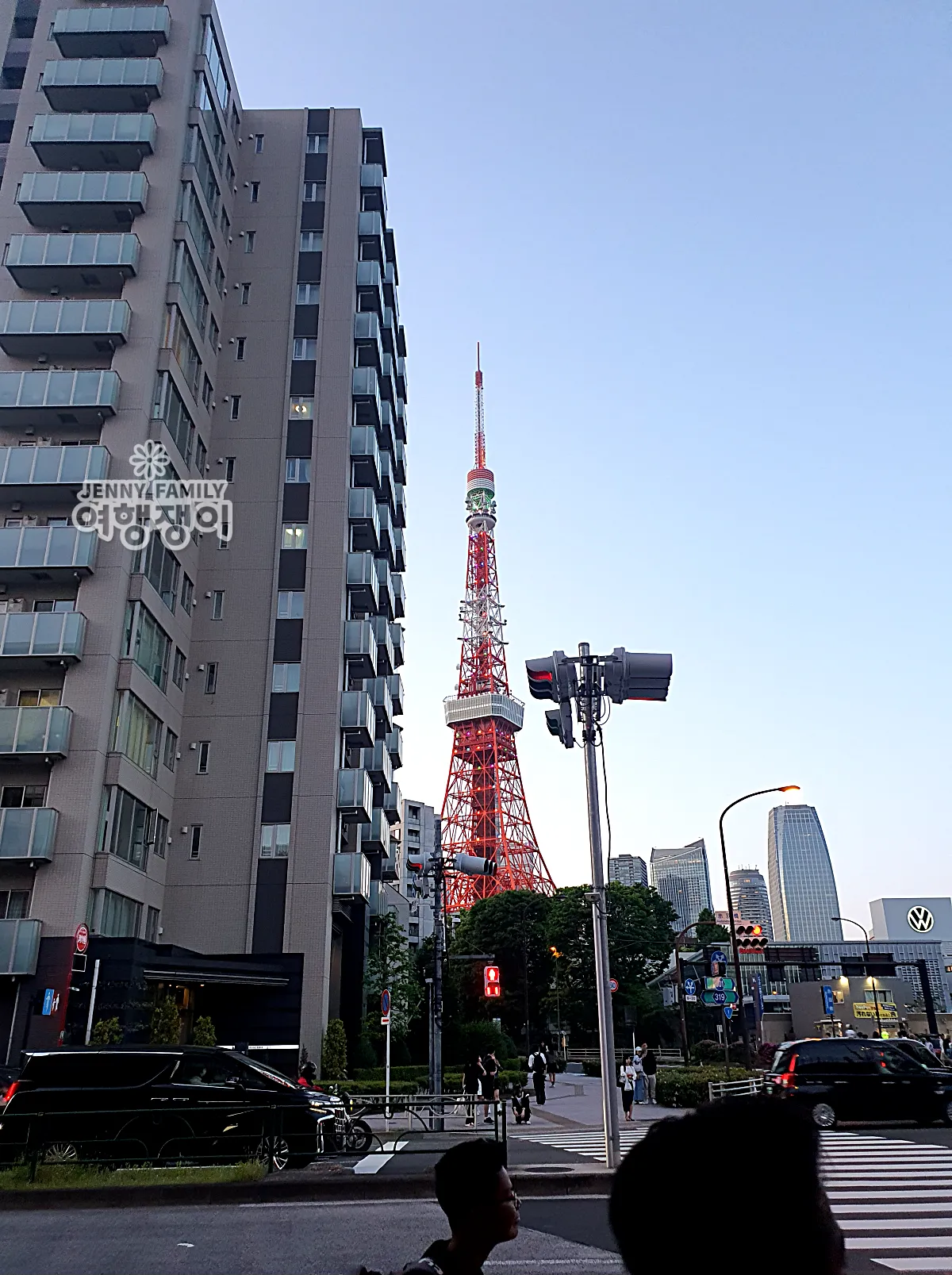 도쿄 시내 건물 사이로 보이는 도쿄타워의 전경 / Tokyo Tower seen between buildings in downtown Tokyo