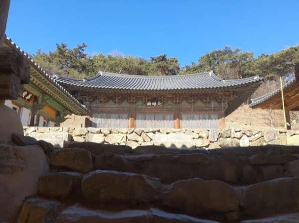 계단을 올라 만나는 대웅전