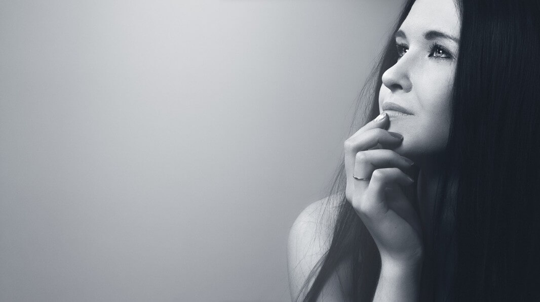 머리를 감고 나온 여성