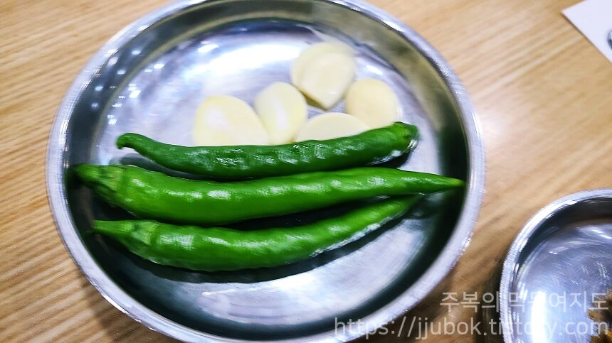 나주곰탕-하얀집-밑반찬-고추-마늘