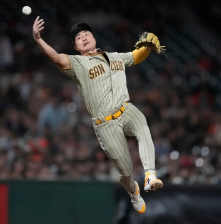 김하성-야구경기장 회색유니폼을 입고 공을 잡기위해 뛰고 있는 김하성