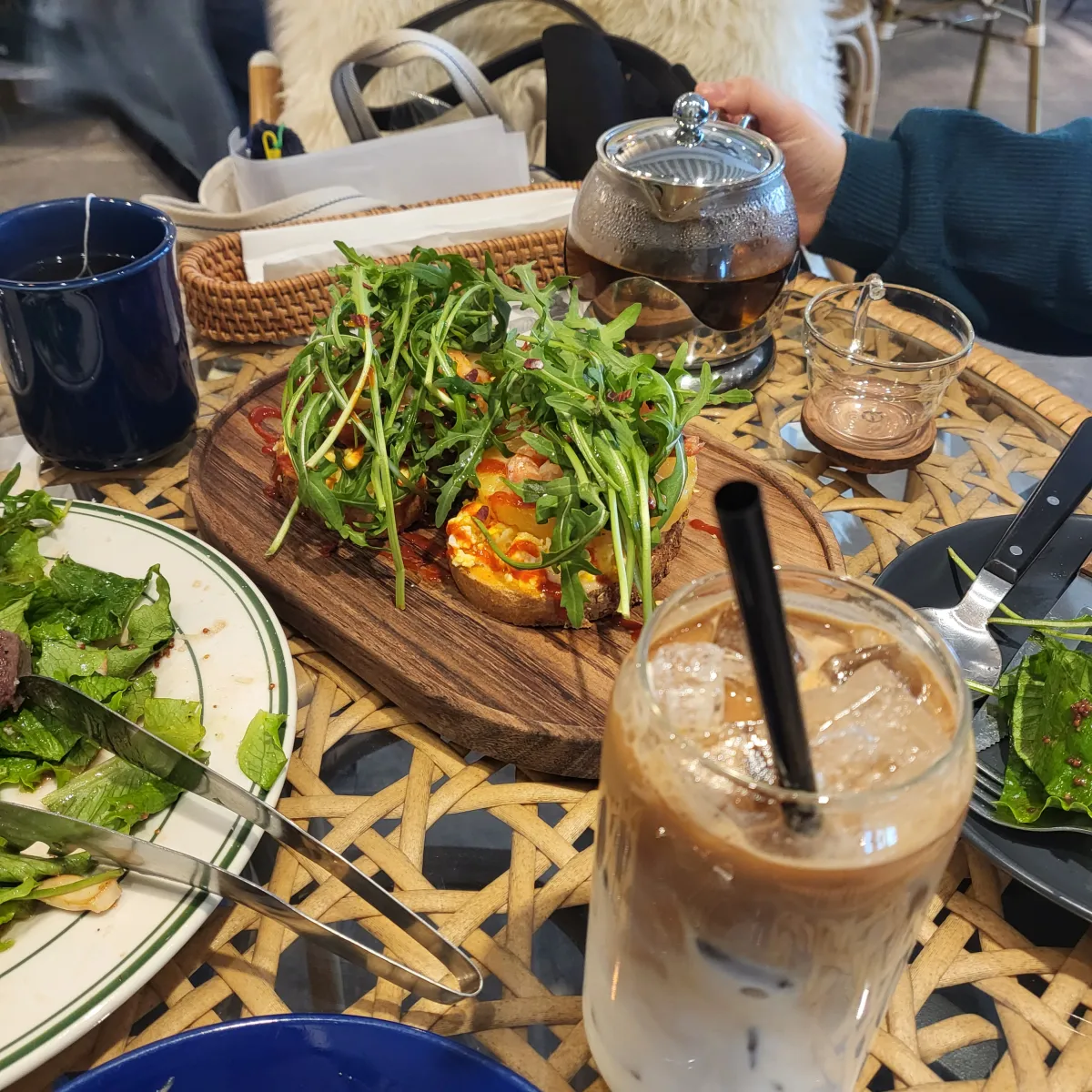 샌드위치와-음료-세-잔