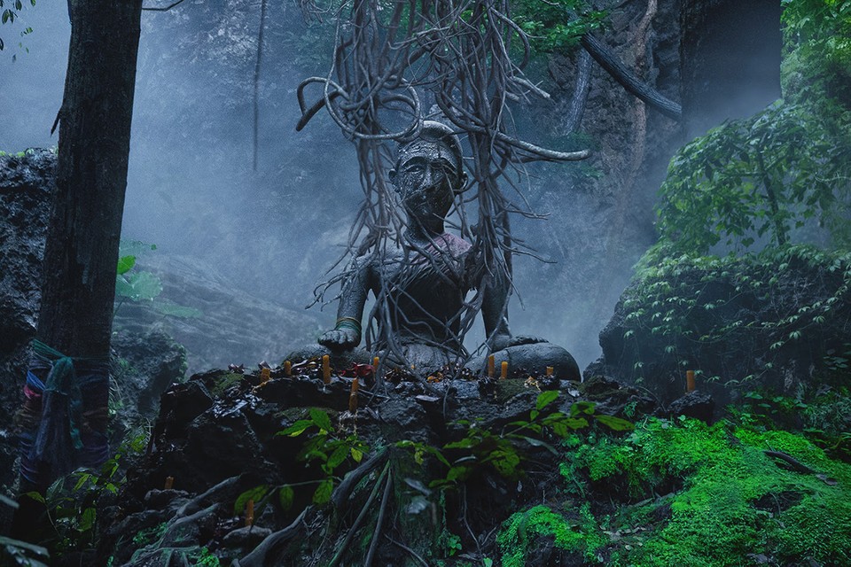 바얀신 석상이 앉아 있는 모습