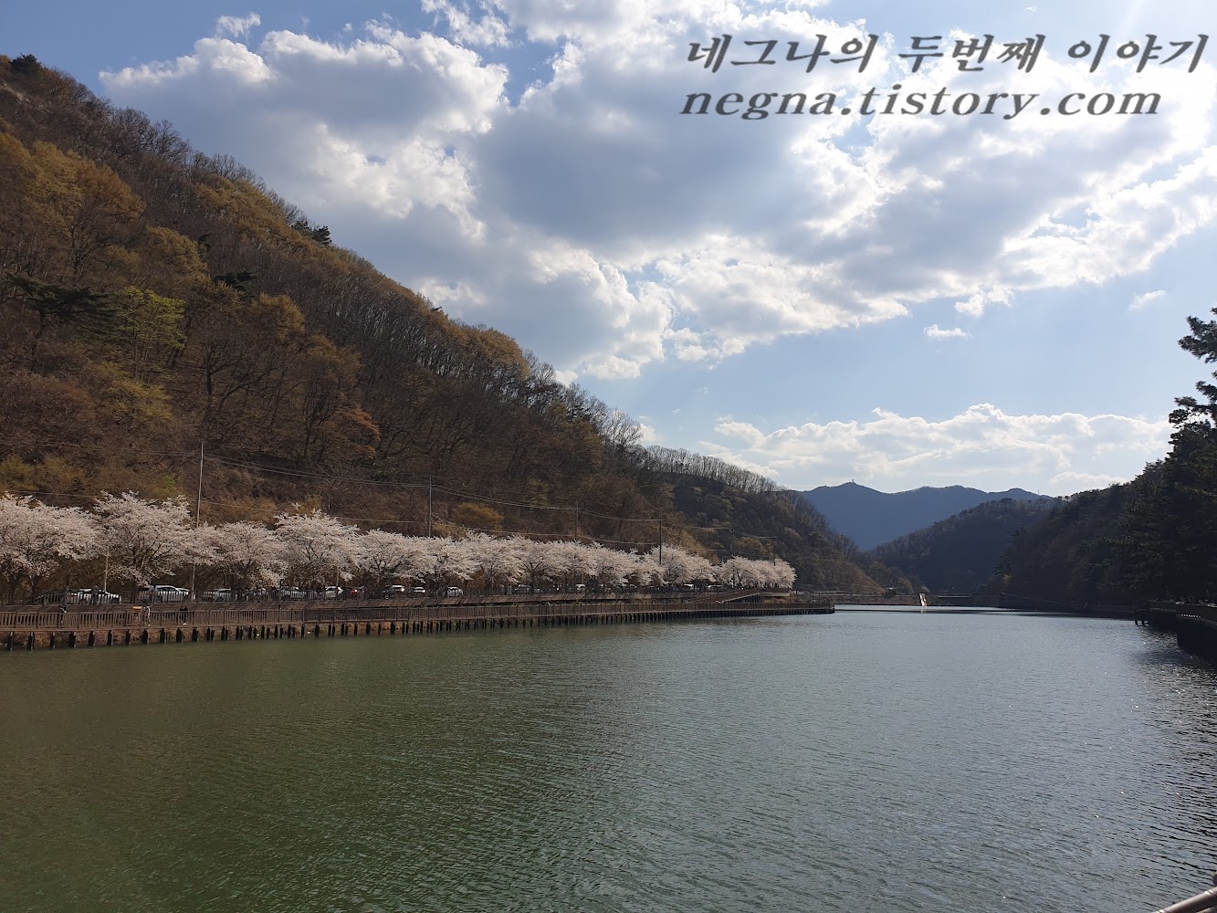 평화로운 호수.