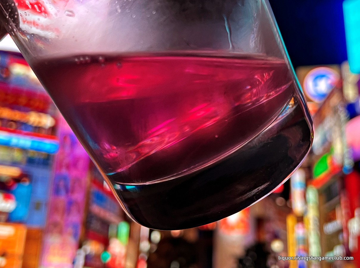 하와이 하이볼 술술~ 취할 수박에 음료를 즐기는 사진