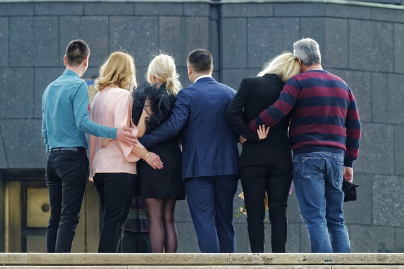 행복한 미래를 꿈꾸며 서로 응원하는 청년들