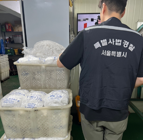 서울시 민생사법경찰국이 관내 위생물수건 처리업체 17곳을 단속한 결과, 세균이 기준치 대비 최대 1500배 초과 검출되는 등 위법사항을 확인한 업체 7곳을 적발했다. 사진은 서울시가 한 위생물수건 처리업체를 단속하는 모습. [사진=서울시]