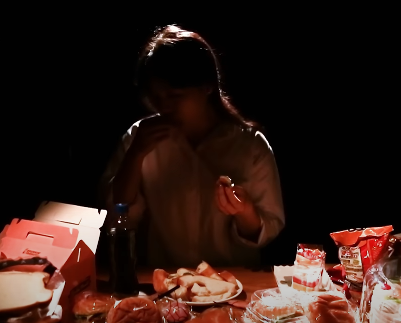 밤늦게 야식 먹는 여자