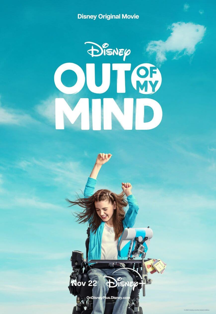 디즈니 영화 Out of My Mind 공식 포스터, 멜로디가 휠체어에 앉아 두 팔을 들어 기뻐하는 모습, 배경은 파란 하늘