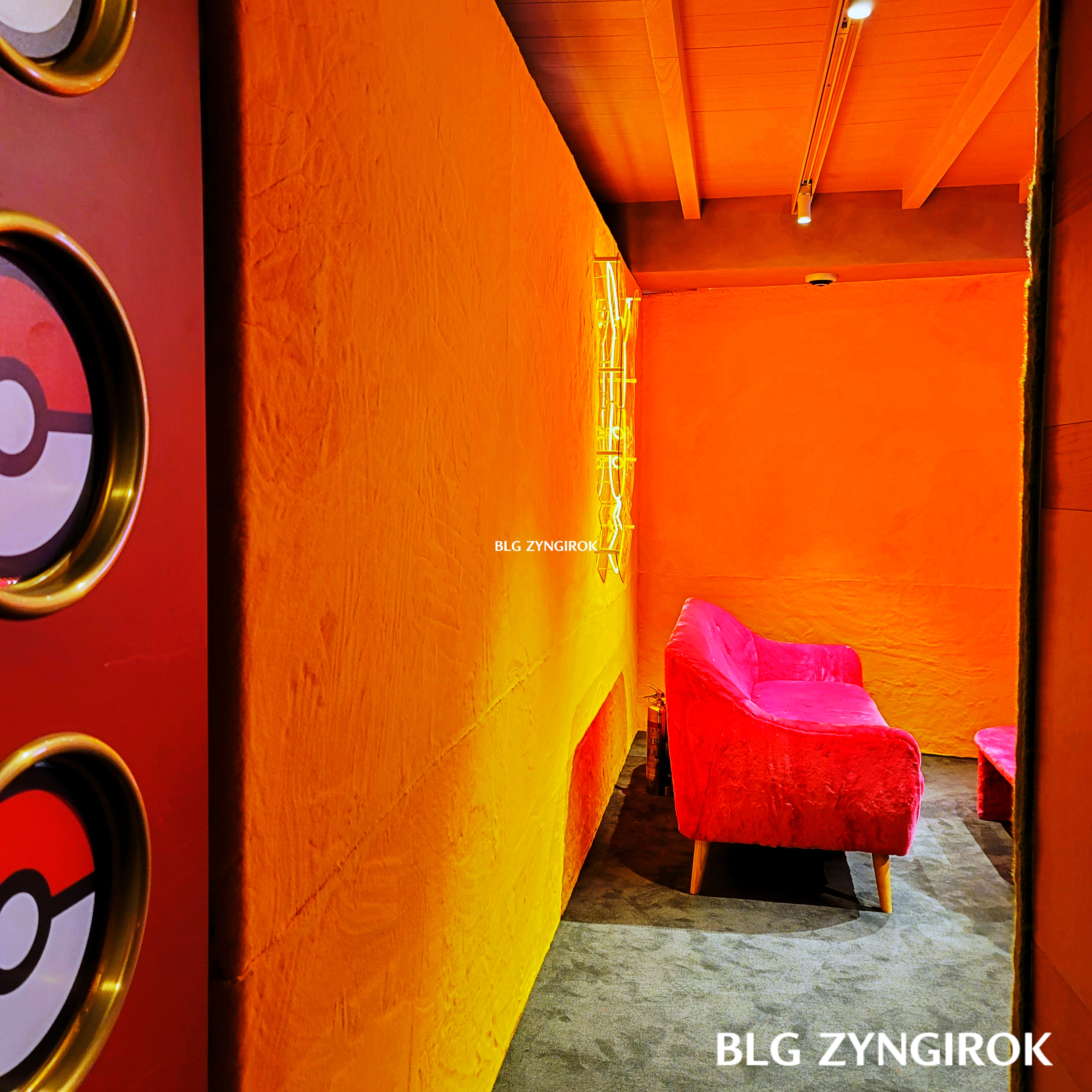 한남-베스킨라빈스-hive-4층-입구에-분홍색-벨벳-소파가-놓여있다.