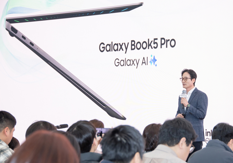 12일 '삼성 강남'에서 진행된 '갤럭시 북5 Pro' 미디어 브리핑 행사에서 삼성전자 MX사업부 갤럭시 에코 비즈 팀장 이민철 상무가 '갤럭시 북5 Pro'를 소개하는 모습.