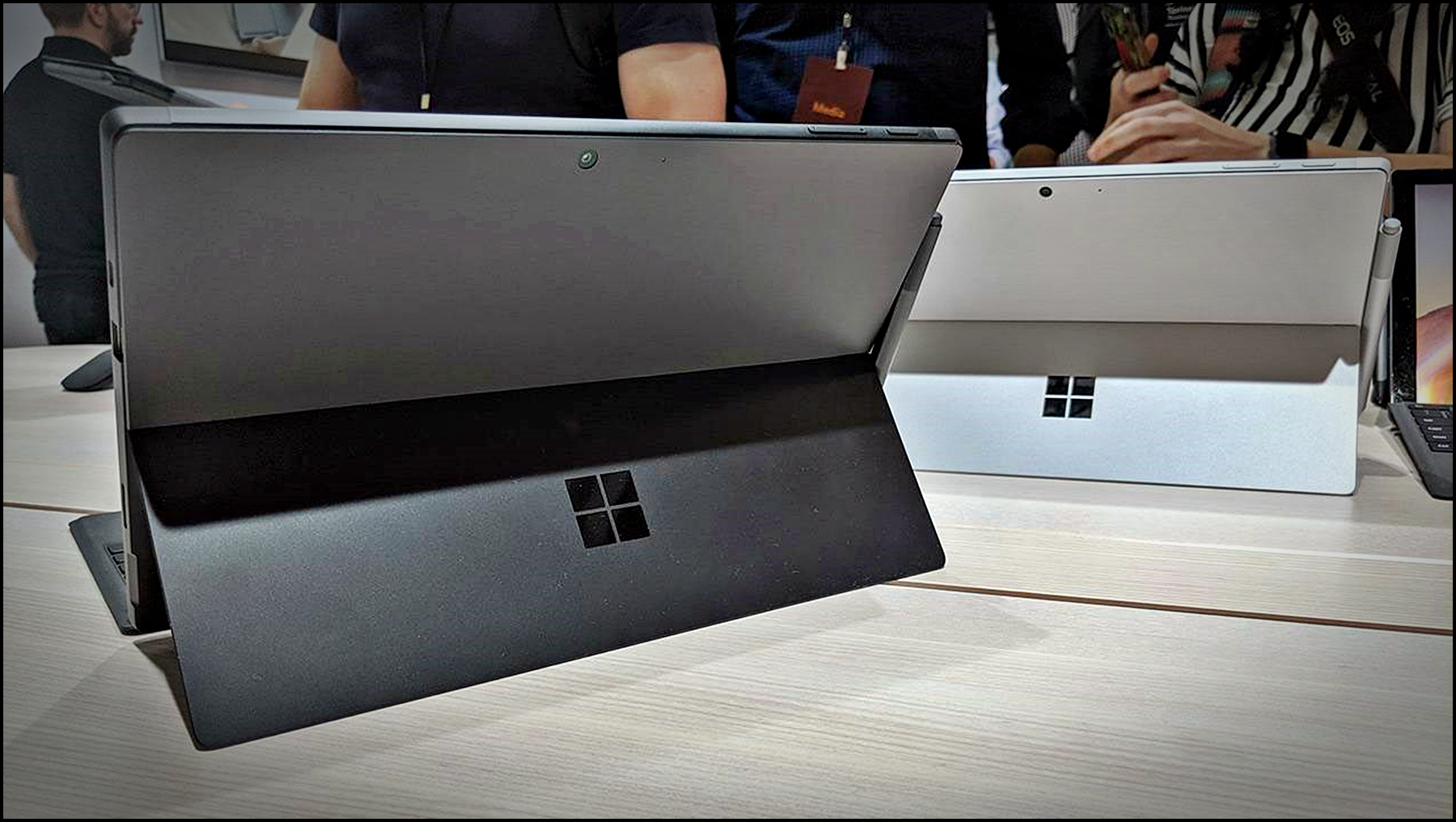 마이크로소프트 Surface Pro 시리즈와 Surface Pro 8 출시 흐름을 설명하는 이미지