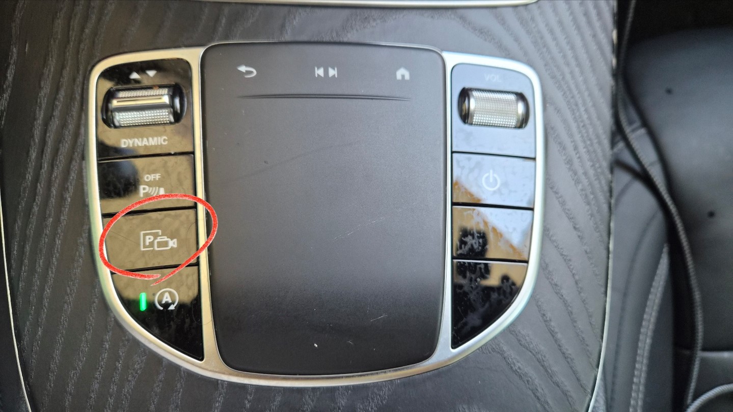 벤츠 E클래스 센터콘솔에 위치한 주차카메라 호출 버튼