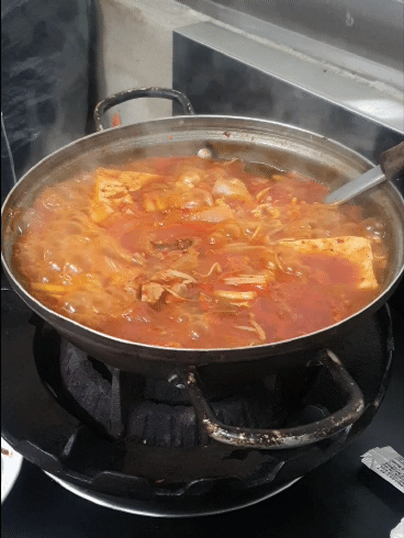 보글보글-끓는-김치찌개