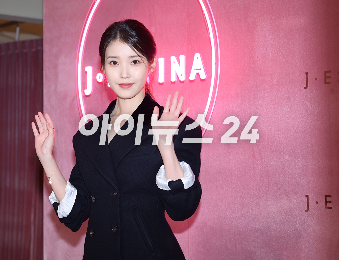 가수 아이유가 16일 오후 서울 강남구 언주로 한 매장에서 진행된 제이에스티나 홀리데이 재즈바 팝업스토어 오픈행사에 참석하고 있다. [사진=정소희 기자]