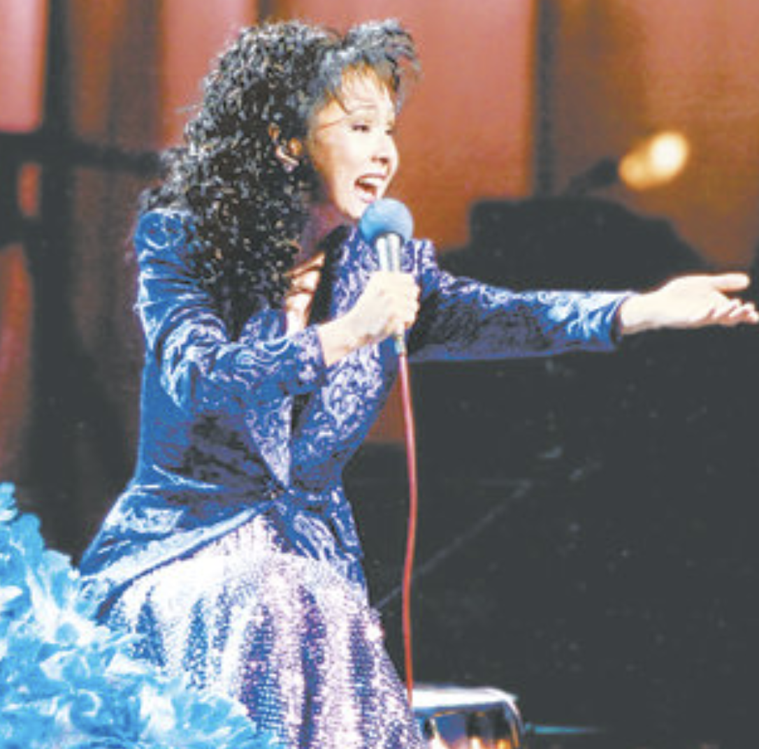 무대에서 열창중인 가수 김수희