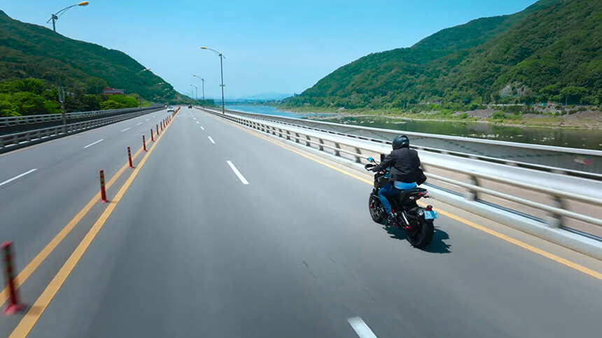 김진영 오토바이 타는 모습